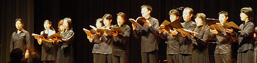 写真:合唱団のみなさんが並ぶ。