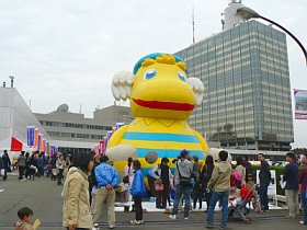 写真：NHKの前に巨大なキャラクターの模型かあり、大勢の人が囲んでいる。