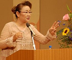 写真:大きな身ぶりをまじえての花子さんの講演