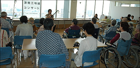 写真:松田さんの三味線演奏を聞く、患者さんたち