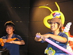 写真：風船でいろいろなものを作るパフォーマンスを披露する日本福祉大学の学生