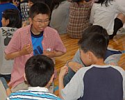 写真:ゴリラを伝えようと胸をたたいている