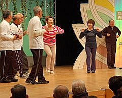 写真：歌に合わせてフィットネスダンスをする出演者たち
