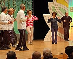 写真:歌に合わせてフィットネスダンスをする出演者たち