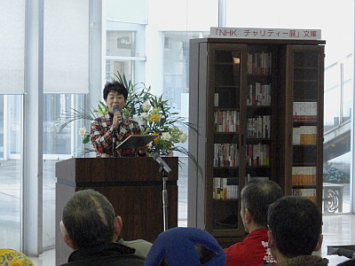 写真：贈呈式で「ごんぎつね」を朗読する桜井アナウンサー