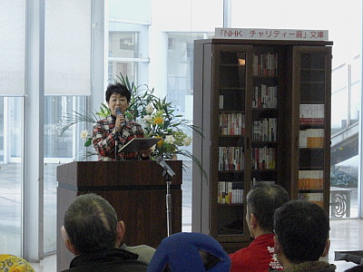 写真:贈呈式で「ごんぎつね」を朗読する桜井アナウンサー