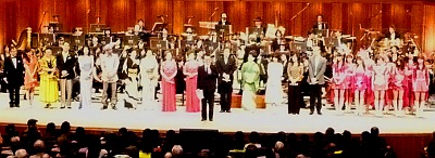 写真:舞台上の出演者のみなさん
