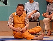 写真:ステージ上のヨネスケさん