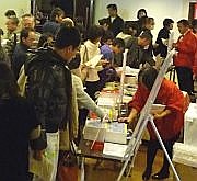 写真:会場ロビーの展示コーナーの様子