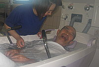 画像：介護浴槽で入浴を楽しむお年寄り