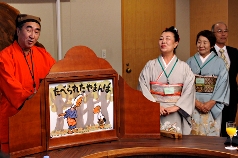 写真:紙芝居を披露する感声アイモのみなさん