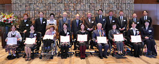写真：NHK障害福祉賞とNHK銀の雫文芸賞の受賞者と選考委員たち