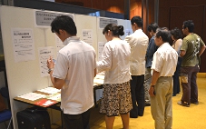 写真:ロビーに展示してある資料を見ている参加者たち。