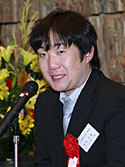 写真:あいさつする織江 大輔さん