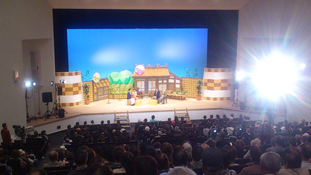 写真：高萩市文化会館で行った「公開すこやか長寿」。客席は満員