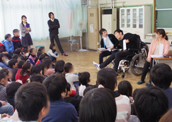 写真:子どもたちを前に自らの体験を伝えるてんばたさん