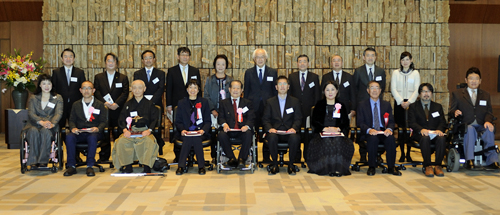 写真:受賞者と選考委員ら20人ほどで記念写真