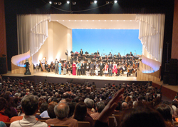 写真：鹿児島市民文化ホールで開催した歌謡チャリティーコンサート。満員の観客を前に、出演歌手12人が舞台に勢ぞろい