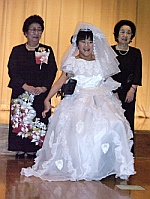 写真:座ったまま着られるドレス