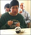 写真:石炭アイスをおいしそうに食べる