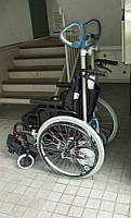 写真：専用の車車いすに装着