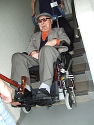 写真：利用者も安心して階段を上り下りできる