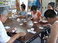 写真：出来上がった名刺をチェックするメンバーたち