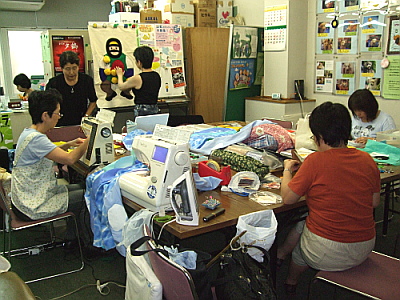 写真:ぬくもりのある布おもちゃを作るどんぐりのメンバー
