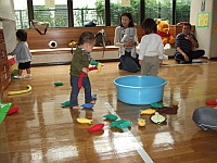 写真:さかなつりゲームで遊ぶ子どもたち