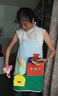 写真:三匹の子ぶたのエプロン