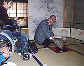 写真：初釜にて野崎代表のお点前