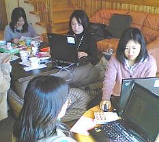 写真：支援グッズ作成会の様子