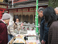 写真:引き売りの終点、お寺の境内でメロンパンを販売している様子