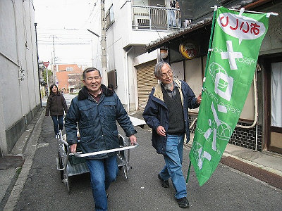 写真:リヤカーでメロンパンを引き売りしている様子