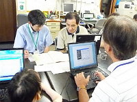 写真:寄贈パソコンを使っている様子