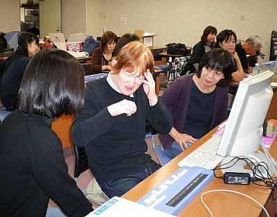 写真:パソコンに挑戦する盲ろう者と支援者