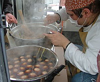 画像:玉こんにゃくを串にさすメンバー