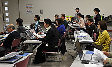 画像：講習会のようす（後方で受講者を見守るメンバー）