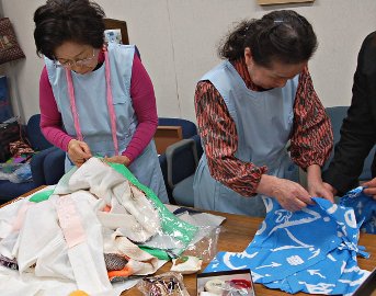 写真:縫製作業をするボランティア