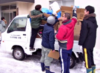 写真：作業所の利用者さんたちが、資源ごみをトラックに積んでいる