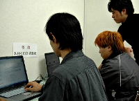 写真：パソコンを操作する青年たち