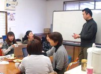 写真:数人のスタッフがパソコンを囲んで情報収集している