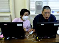 写真:会員がパソコンを使って情報発信をしている