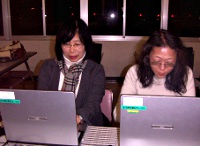写真：会員がパソコンの要約筆記の練習中