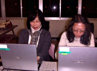写真:会員がパソコンの要約筆記の練習中