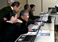 写真:パソコン操作の指導を受けている様子