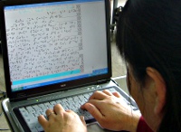 写真:パソコンで点字を打っている