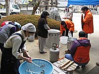 画像:復興支援のひとつ、避難所での炊き出し