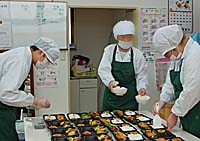画像：盛り付けするメンバーたち