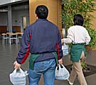 画像：配達するメンバーたち